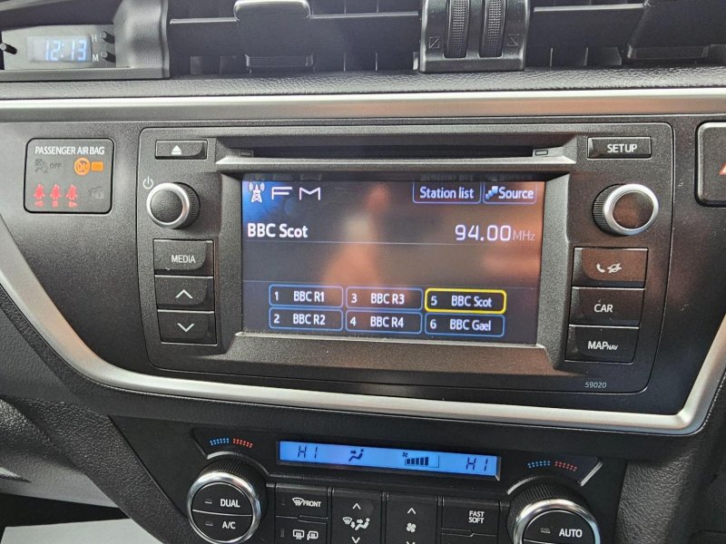 TOYOTA AURIS