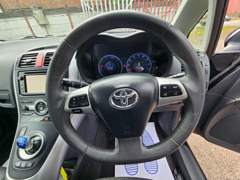TOYOTA AURIS