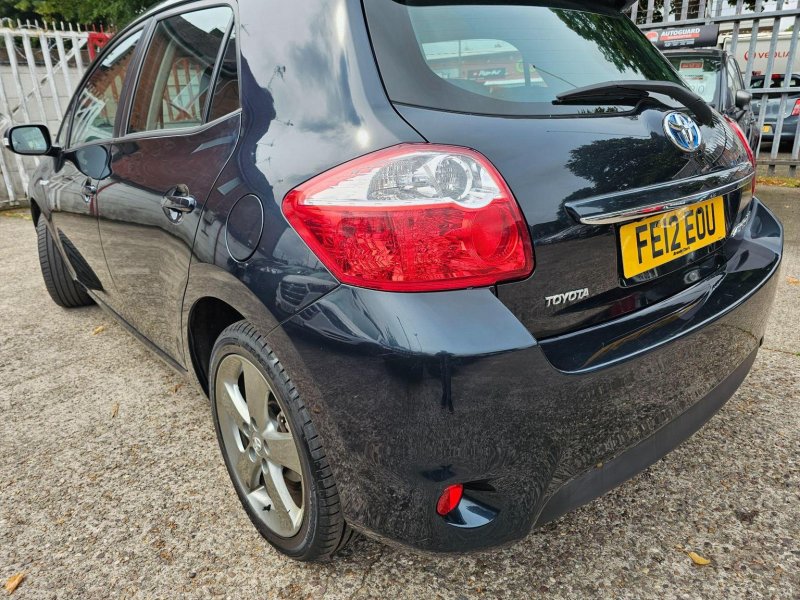 TOYOTA AURIS